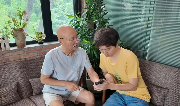 陈佩斯（左）和陈大愚。图源：当事人社交账号
