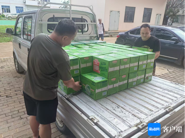 健力宝捐赠一批电解质水支援海南灾后重建。工作组供图