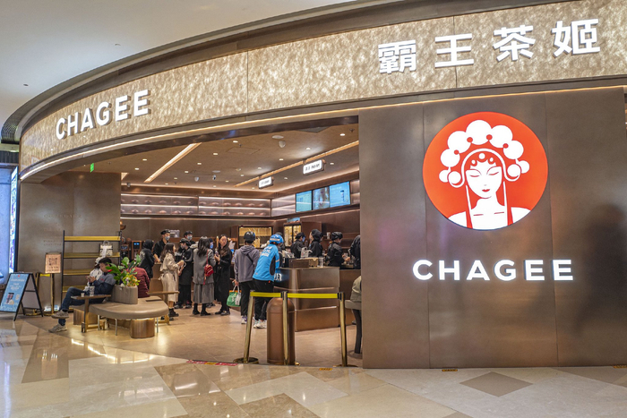 霸王茶姬位于上海白玉兰广场一楼的门店（图片来源：视觉中国）