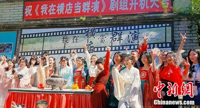  台湾青年在清明上河图景区内体验《我在横店当群演》。白玥 摄