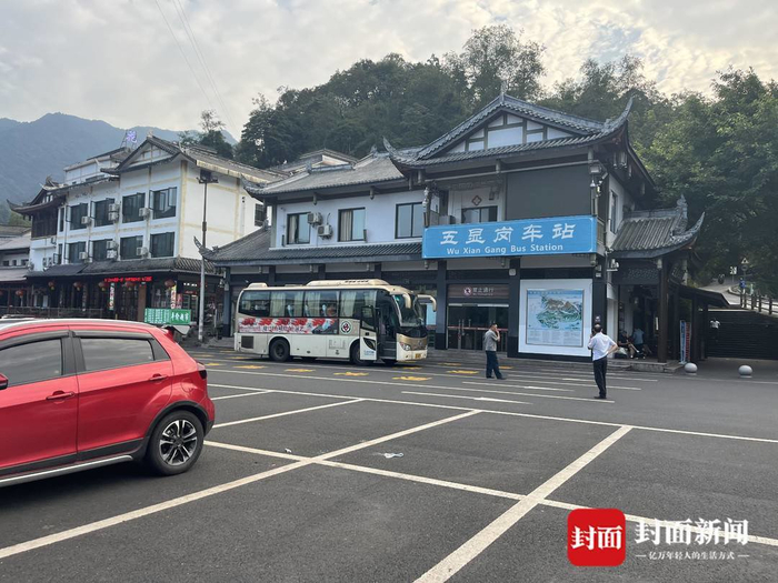 晚上6点，五显岗观光车陆续收班，不再运输乘客。杜卓滨 摄