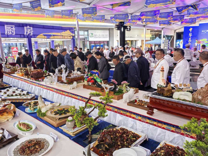 嘉宾们了解参赛作品 嘎玛多吉 摄