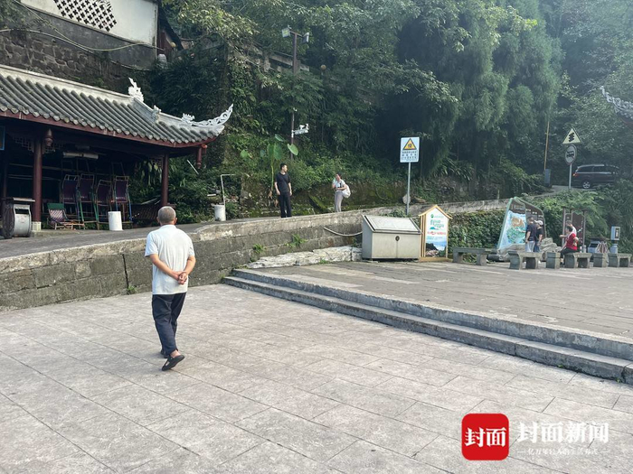 峨眉山清音阁外喊客的驾驶员。杜卓滨 摄