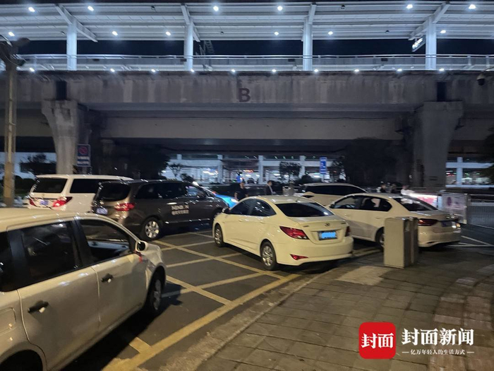 峨眉山站外大量私家车。杜卓滨 摄