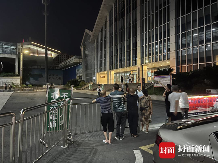 峨眉山站外喊客的驾驶员。杜卓滨 摄