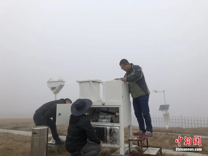  图为在瓦里关全球大气本底站，值班人员运行仪器。中新社记者 祁妙 摄
