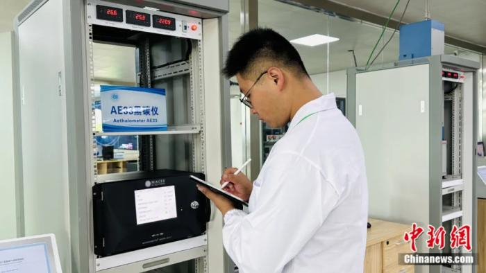  图为在瓦里关全球大气本底站，值班人员记录数据。中新社记者 孙睿 摄