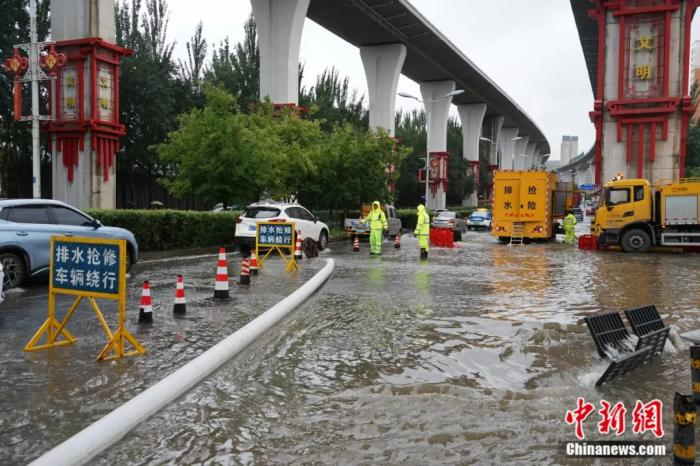  图为受强降雨影响道路积水严重的青海省西宁市区。中新社记者 马铭言 摄