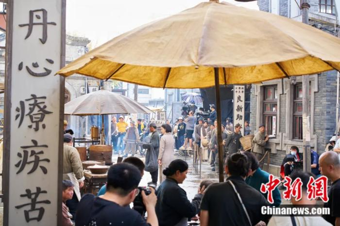  横店影视城景区内的片场。单冠定 摄