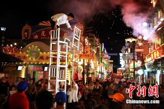   游客在横店沉浸式体验演艺秀。图源：横店影视 