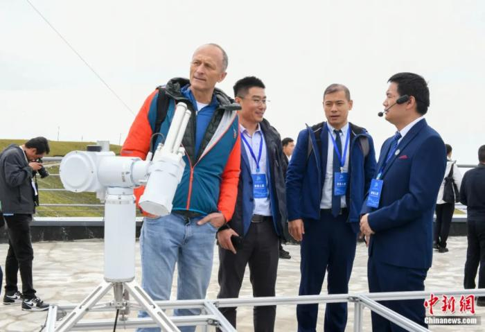  图为外宾参观瓦里关全球大气本底站。王湘琳 摄