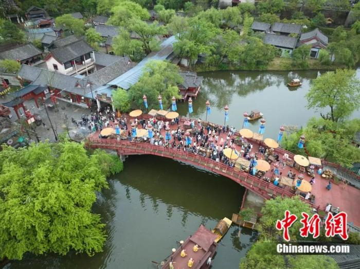  清明上河图景区。单冠定 摄