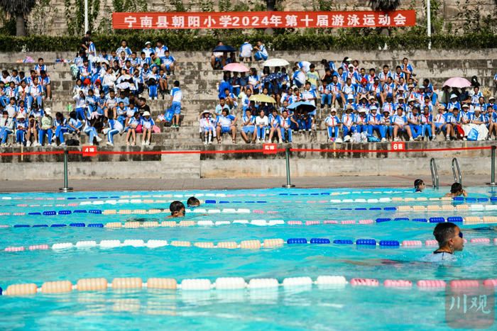 9月11日，宁南县朝阳小学2024年第十届游泳运动会现场。