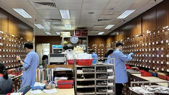 在澳门镜湖医院的中药房内，中药师们正在配药，5款广东中药制剂已在这里应用了10个月。