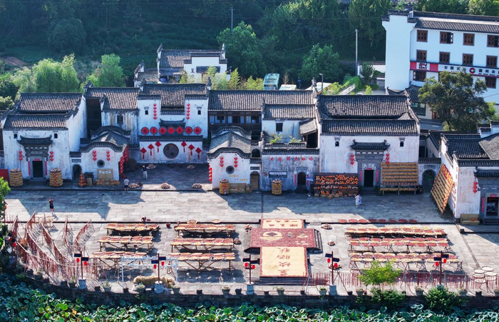 呈坎晒秋。潘祯祥　摄