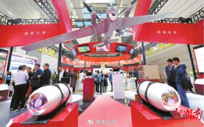 2023年3月30日，陕西省西安市，首届全国退役军人创业创新成果展交会现场，参观者在展会上参观。新华社 发