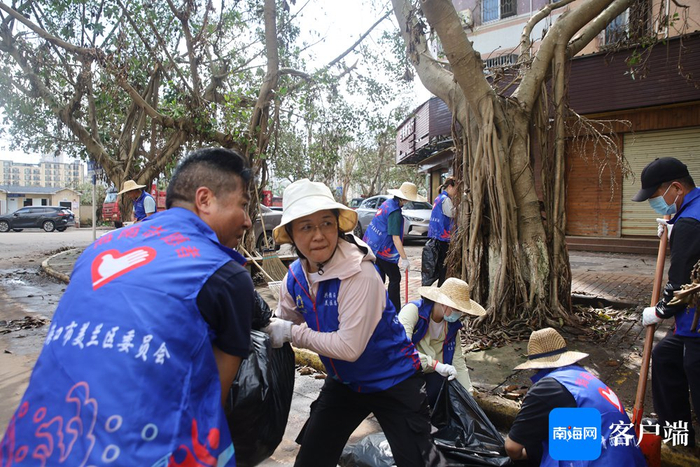 工作人员正在路面清理路障。记者 王威 摄