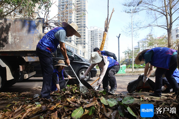 工作人员正在路面清理路障。记者 王威 摄