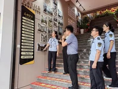 图为涉事装修公司楼梯招牌上标示有“CCTV央视展播品牌 广东某某装饰集团®”等信息。