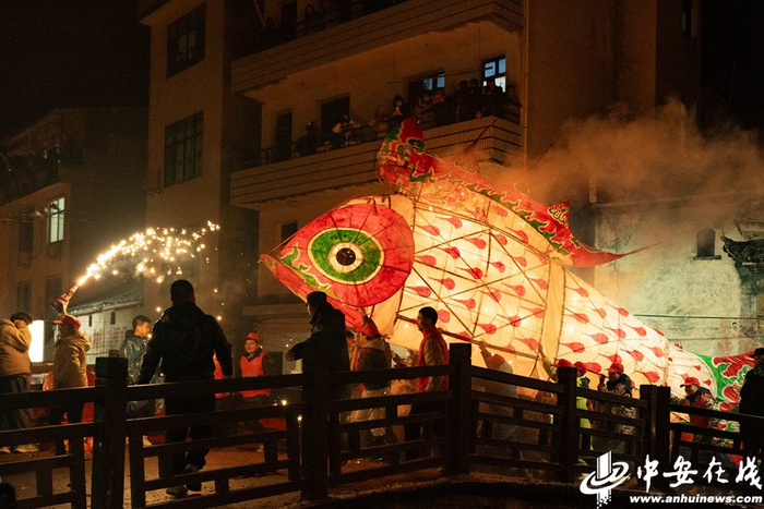 徽州古村的非遗鱼灯会。（吕文卫　摄）