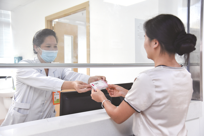     在市妇幼，群众免费领取叶酸。（医院供图）