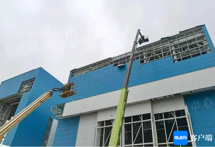 台风后抢修三平厂房。海南商发供图