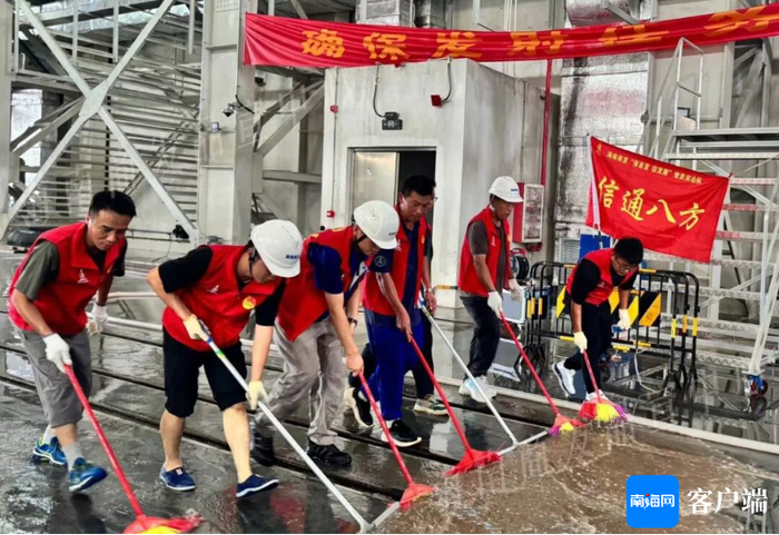 党员青年突击队清理三平厂房积水。海南商发供图