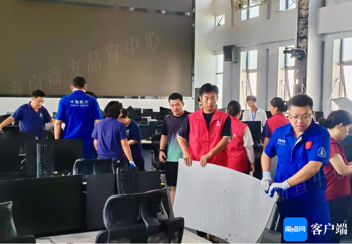 台风后党员青年突击队清理测控大楼。海南商发供图