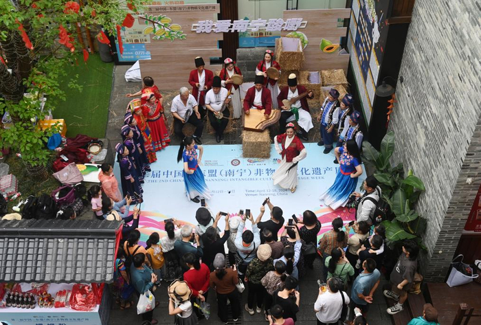   今年“三月三”期间，在南宁市三街两巷的庆祝活动现场，多彩非遗文化展演吸引游客驻足欣赏。新华社记者陆波岸 摄