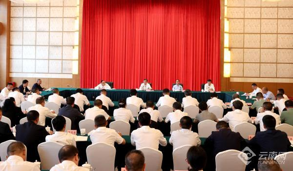 王宁在曲靖市主持召开调研座谈会。记者 雷桐苏 摄