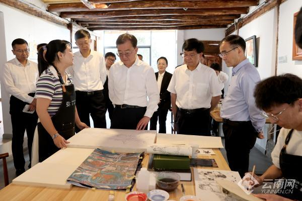 王宁在马龙区通泉街道土瓜冲居民小组调研。记者 雷桐苏 摄