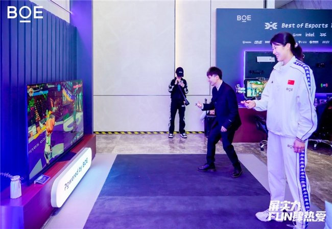 中国国家击剑队女子重剑运动员余思涵、北京JDG英特尔战队分析师Vusso现场体验