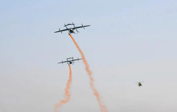 2月27日，5座eVTOL（电动垂直起降）航空器盛世龙在深圳蛇口邮轮母港附近海域上空飞行。新华社记者 毛思倩 摄