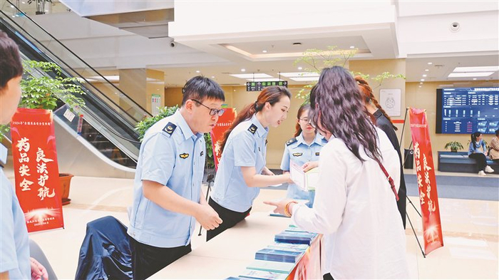 现场咨询答疑。本报记者 周姿杉摄