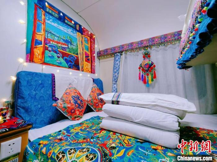 图为列车VIP包房布置充满民族风情。中国铁路昆明局集团有限公司 供图