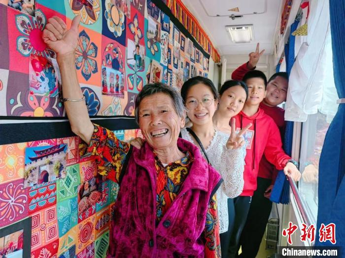 图为游客“打卡”Y752次民族文化品牌双层列车。中国铁路昆明局集团有限公司 供图