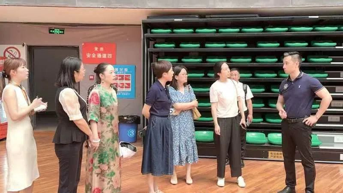 重庆市妇联前往万州三峡之星体育馆会场指导集体婚礼筹备工作。