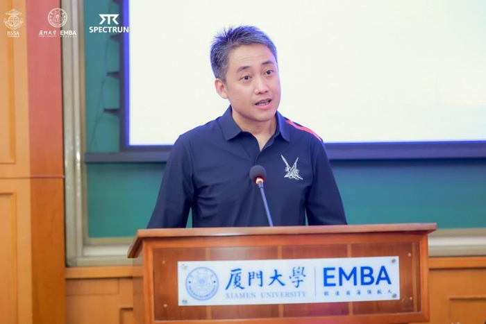 中国商学院帆船联盟主席、厦门大学EMBA航海协会会长严华校友发言