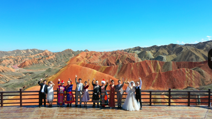 甘肃张掖分会场把婚礼现场设在了张掖世界地质公园七彩丹霞景区。