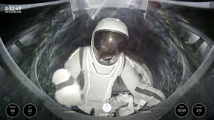 ▲SpaceX工程师吉利斯进行太空行走。