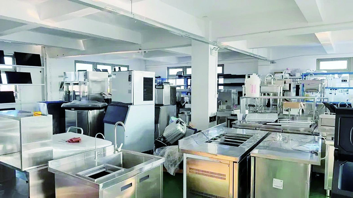     章鱼哥仓库堆满的茶饮品牌二手设备