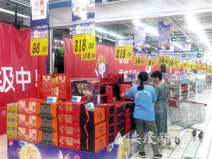 　　城区一超市入口处，月饼摆满货架（本版图片由全媒体记者徐志远摄）