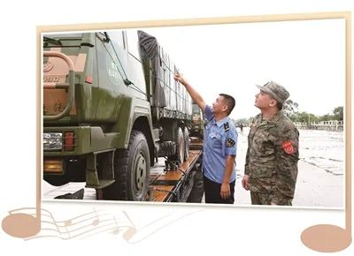 黎应雄（左）和王邵龙在工作中既是师徒又是搭档。图为两人一起检查铁路运输装备捆绑加固情况。   李向平摄