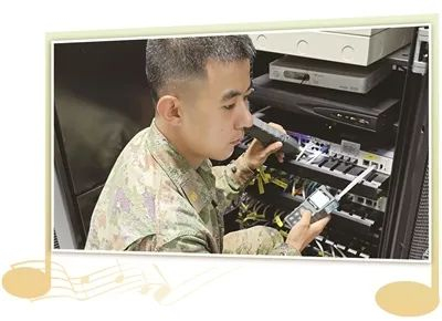 李智干一行、爱一行、钻一行。图为他在机房检查通信线路。魏  星摄