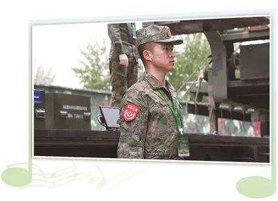 李东海在参加某型调位器操作展示活动中，与战友们刻苦训练达到理想效果。图为他在准备报告定位数据。李向平摄