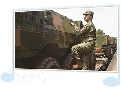 刘乾身体康复后，积极投入到军事运输保障一线。图为他检查军列装载情况。李向平摄