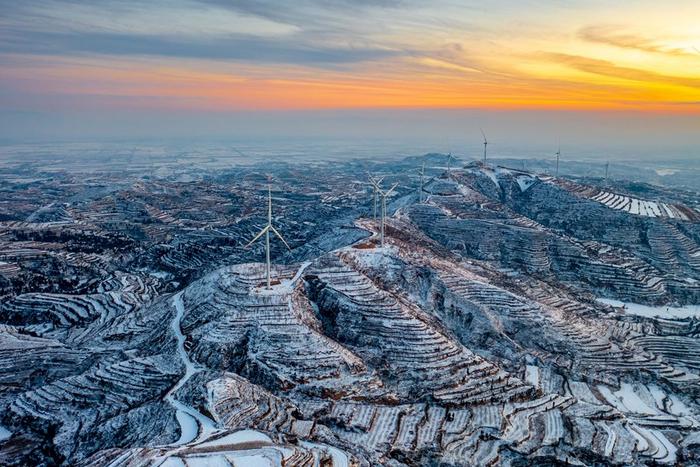   这是在山西省运城市万荣县境内拍摄的风力发电机组（2024年1月24日摄，无人机照片）。 新华社发（闫鑫 摄）