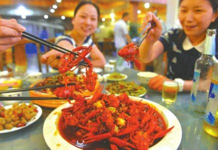 小龙虾是很多人的“心头好”。本报资料图片