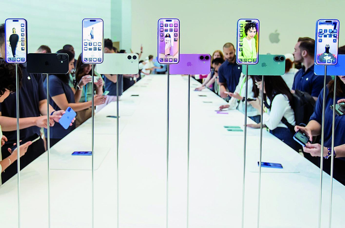     9月9日，在美国加利福尼亚州丘珀蒂诺市举行的苹果新品发布会后，人们体验新品。新华社发