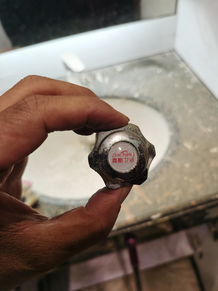 　　破裂的“真酷卫浴”三角阀。吴采平/摄